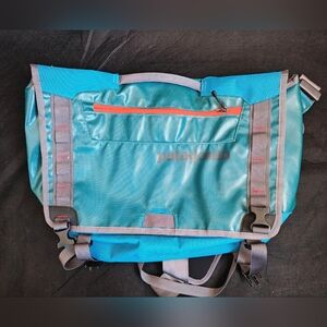 The Patagonia Black Hole Messenger Bag